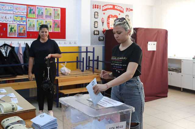 Yabancı seçmenler Antalya'da yerel seçimler için oy kullandı