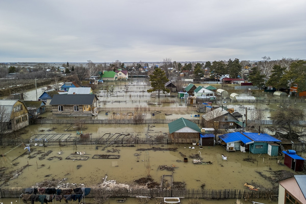 Kazakistan'da sel felaketi: Şehir sulara gömüldü!