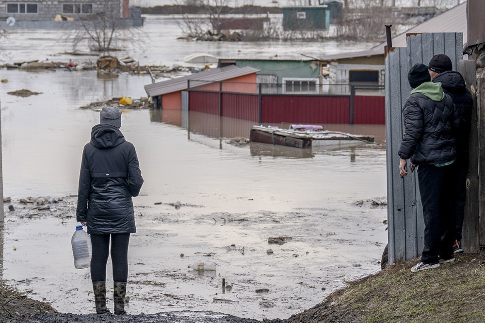 Kazakistan'da sel felaketi: Şehir sulara gömüldü!