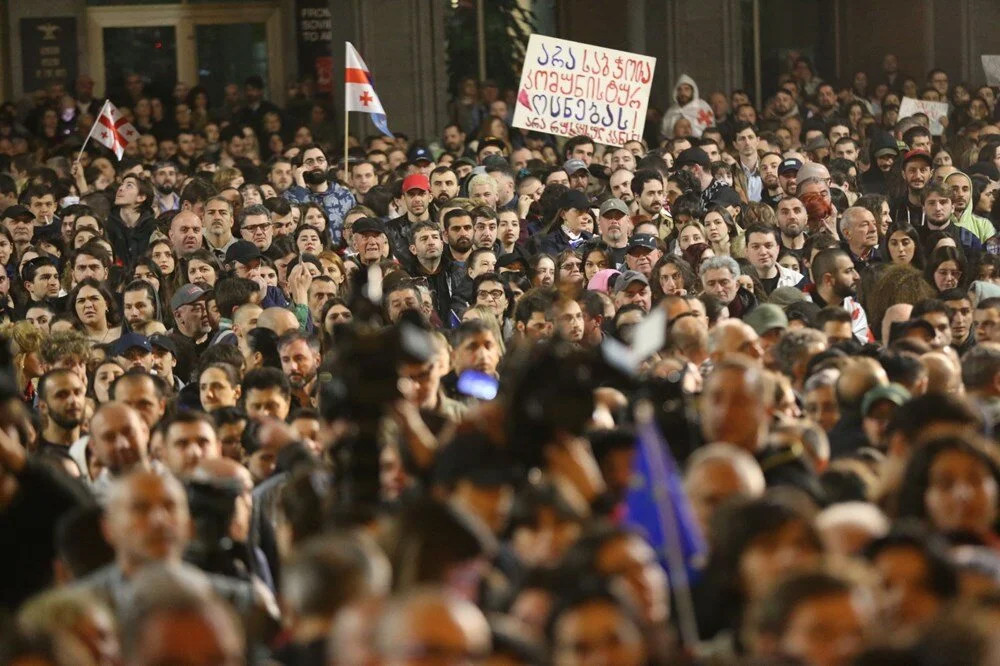 Gürcistan'da 'yabancı ajan' tasarısına tepki: Binlerce kişi sokakta!