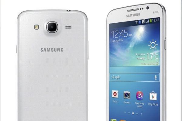 Samsung 'Mega' telefonunu tanıttı