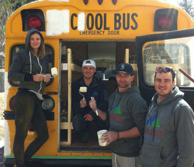 Üniversiteli gençler otobüsü baştan yarattı
