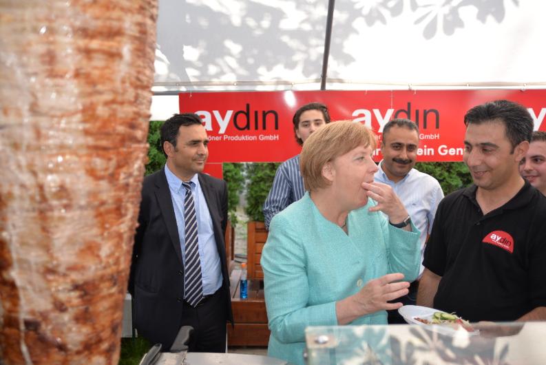 Merkel döner yerken parmaklarını yedi