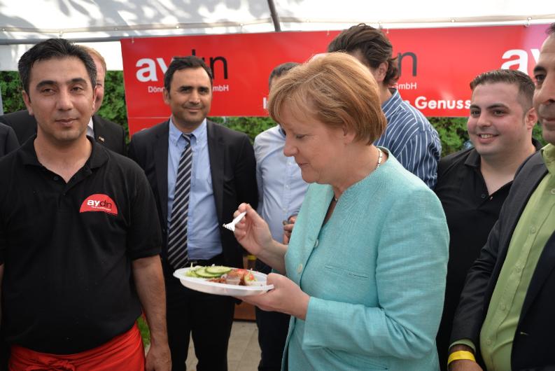 Merkel döner yerken parmaklarını yedi